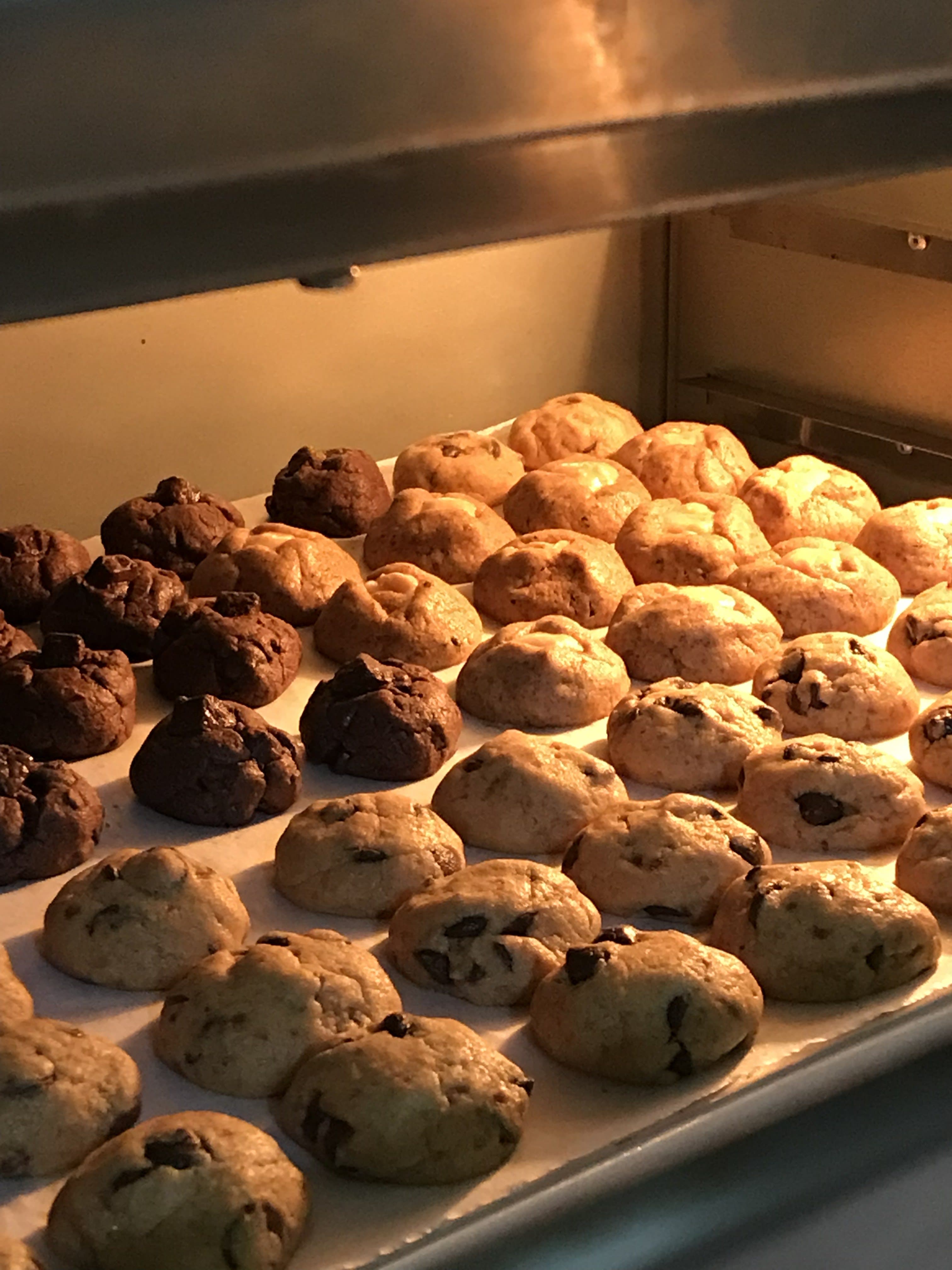 Sediakan cookies sebagai cemilan nonton dan kumpul bareng keluarga